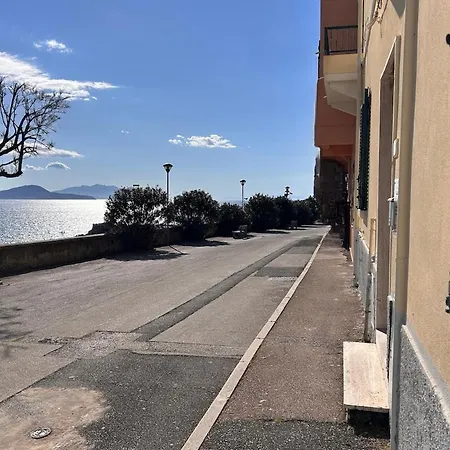 Tra Castello E Mare